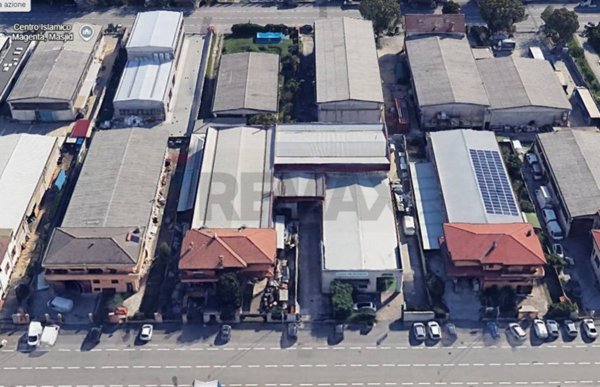 locale commerciale in vendita a Magenta
