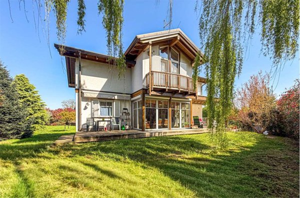 casa indipendente in vendita a Magenta in zona Ponte Vecchio