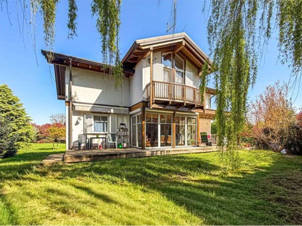 casa indipendente in vendita a Magenta in zona Ponte Vecchio