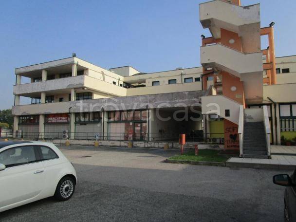 locale commerciale in vendita a Magenta