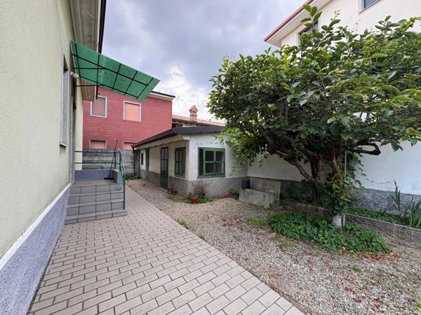 casa indipendente in vendita a Magenta