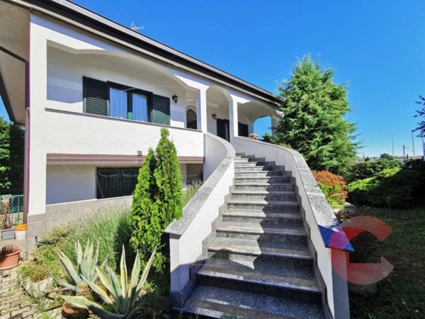 casa indipendente in vendita a Magenta