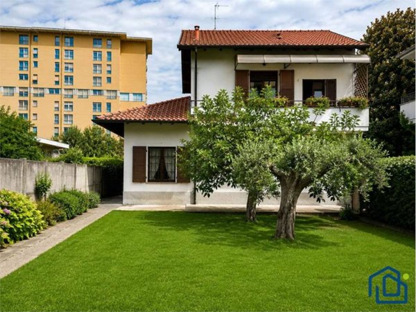 casa indipendente in vendita a Magenta