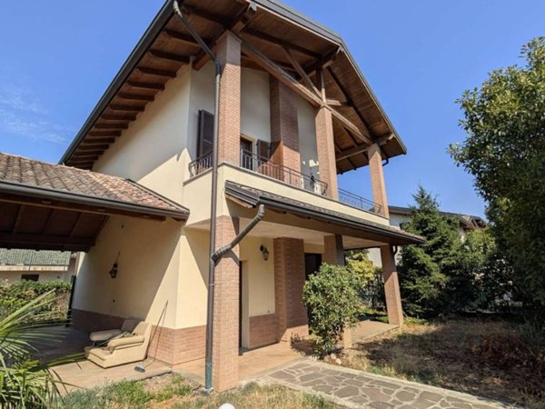 casa indipendente in vendita a Magenta