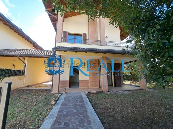 casa indipendente in vendita a Magenta