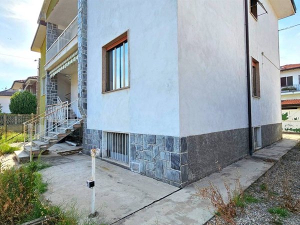 casa indipendente in vendita a Magenta