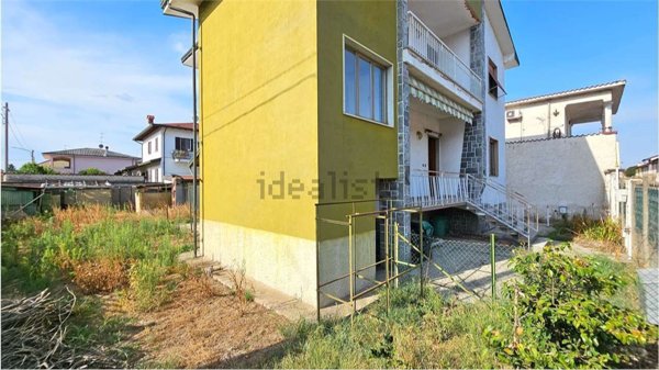 casa indipendente in vendita a Magenta