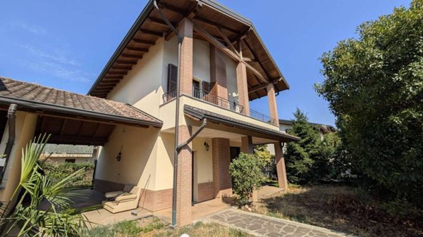 casa indipendente in vendita a Magenta