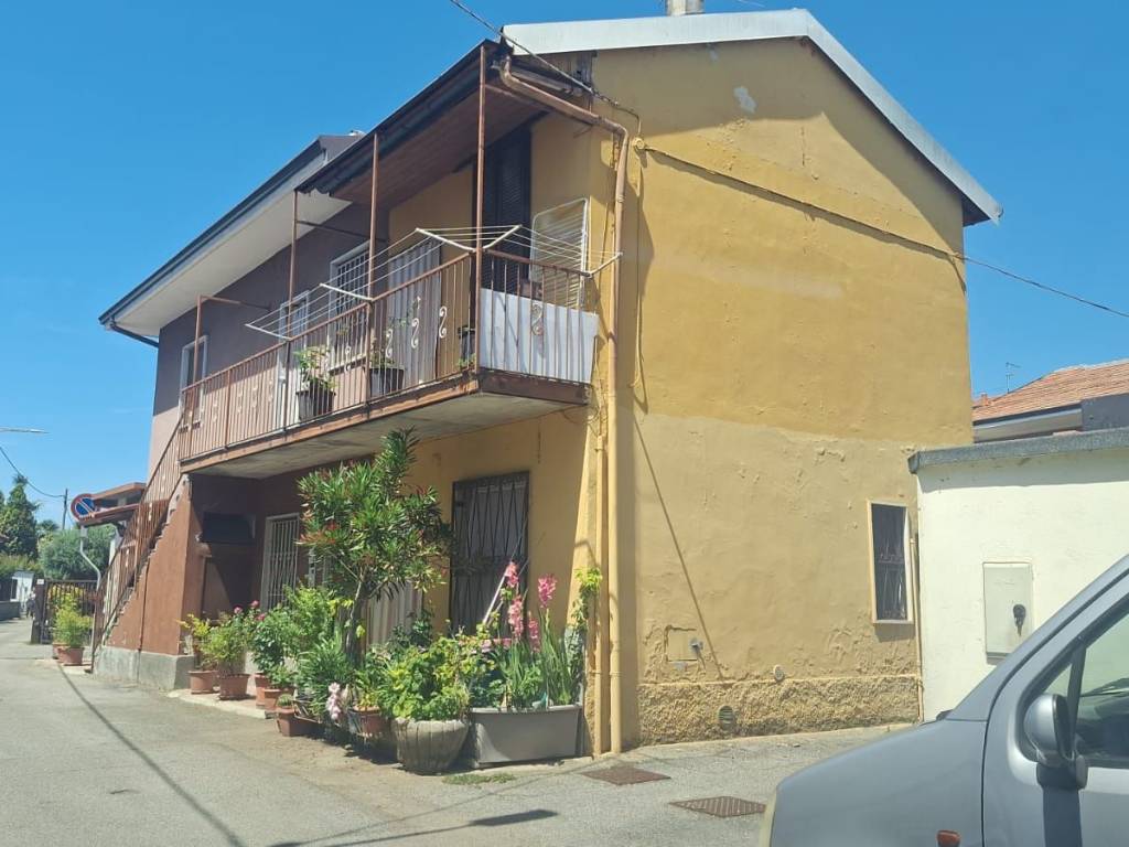 casa indipendente in vendita a Magenta in zona Ponte Vecchio