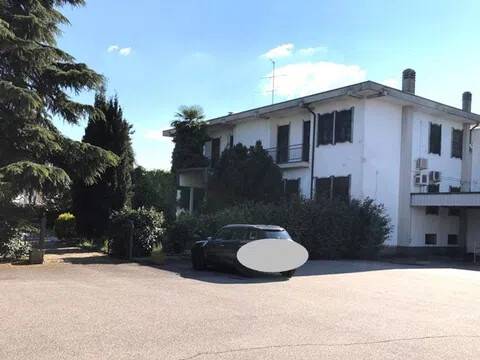 casa indipendente in vendita a Magenta
