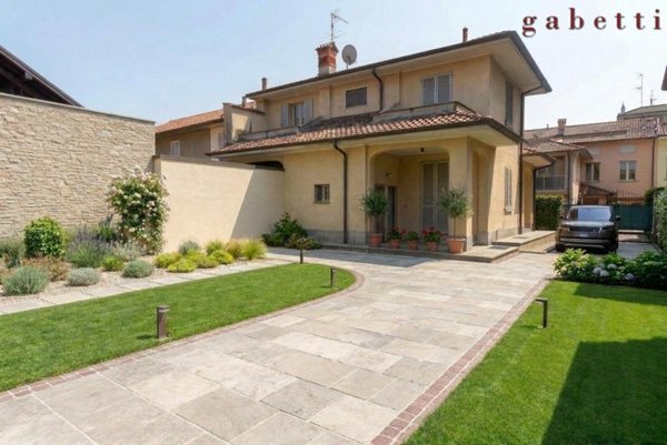casa indipendente in vendita a Magenta