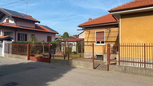 casa indipendente in vendita a Magenta in zona Ponte Vecchio