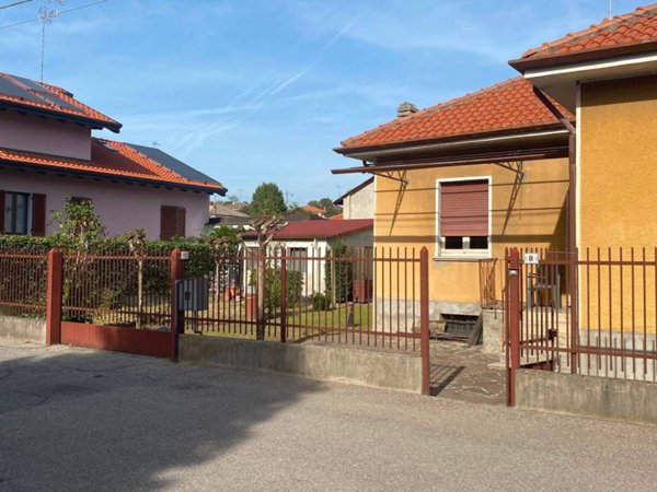 casa indipendente in vendita a Magenta in zona Ponte Vecchio