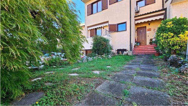 casa indipendente in vendita a Magenta
