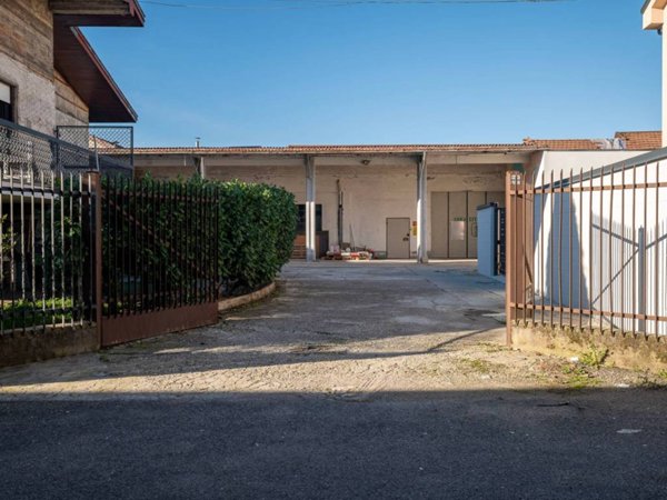 locale commerciale in vendita a Magnago