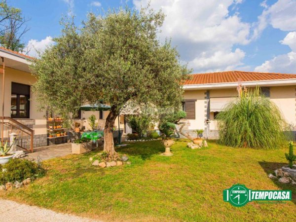 casa indipendente in vendita a Magnago in zona Bienate