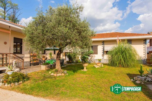 casa indipendente in vendita a Magnago in zona Bienate
