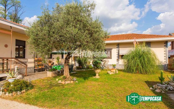 casa indipendente in vendita a Magnago in zona Bienate