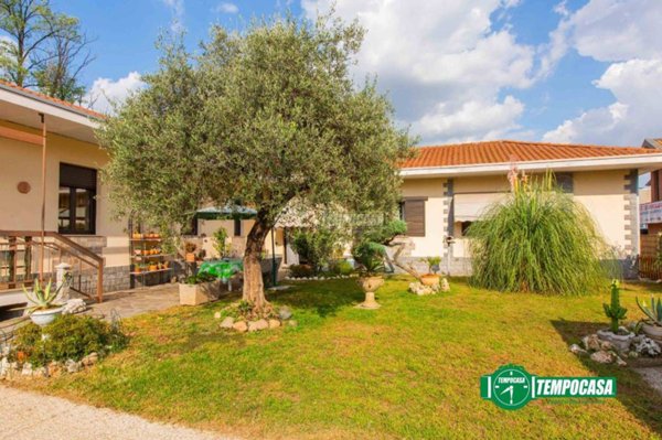 casa indipendente in vendita a Magnago in zona Bienate