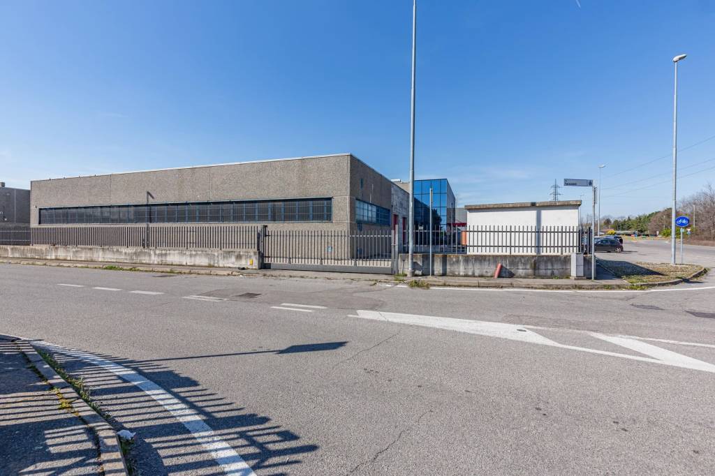 locale commerciale in vendita a Magnago