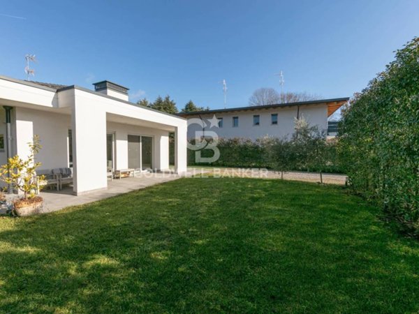 casa indipendente in vendita a Magnago