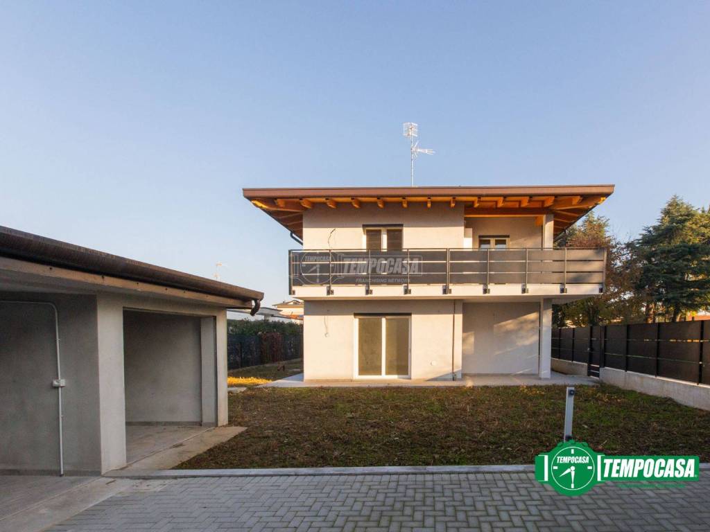 casa indipendente in vendita a Magnago