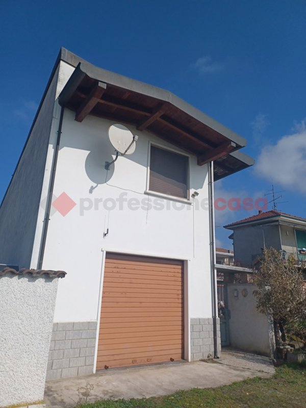 casa indipendente in vendita a Magnago