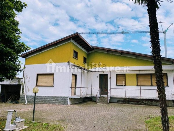 casa indipendente in vendita a Magnago