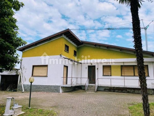 casa indipendente in vendita a Magnago
