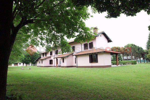 casale in vendita a Magnago in zona Bienate