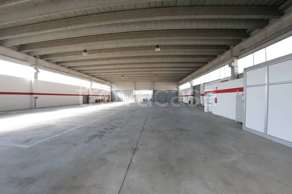 locale commerciale in vendita a Magnago
