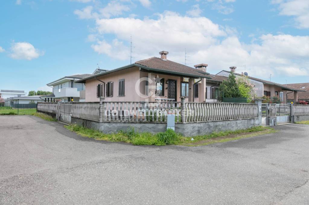 casa indipendente in vendita a Magnago in zona Bienate