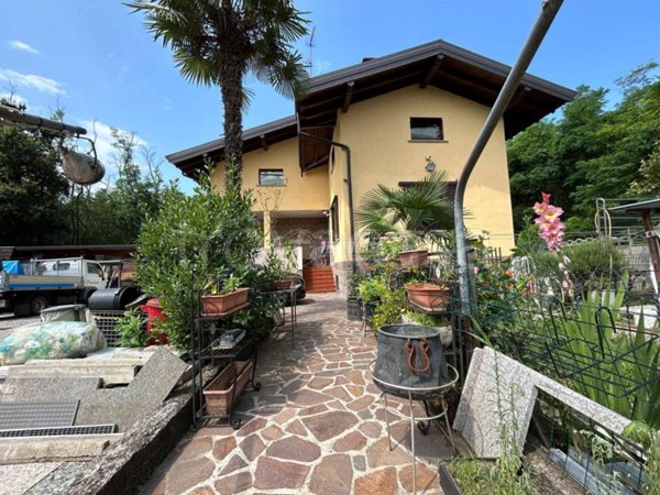 casa indipendente in vendita a Magnago