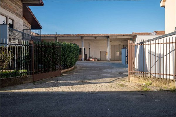 capannone in vendita a Magnago