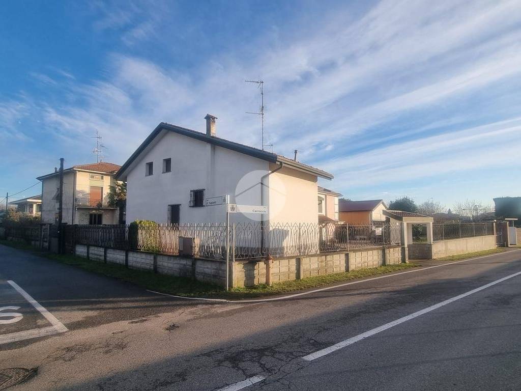 casa indipendente in vendita a Magnago