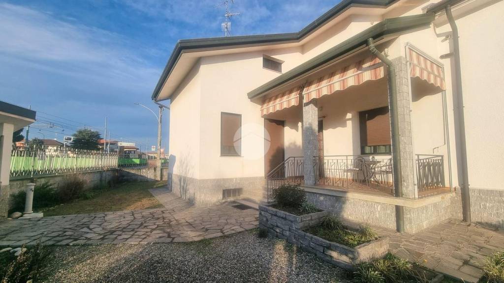 casa indipendente in vendita a Magnago