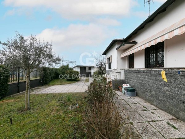 casa indipendente in vendita a Magnago