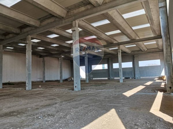 locale commerciale in vendita a Magnago