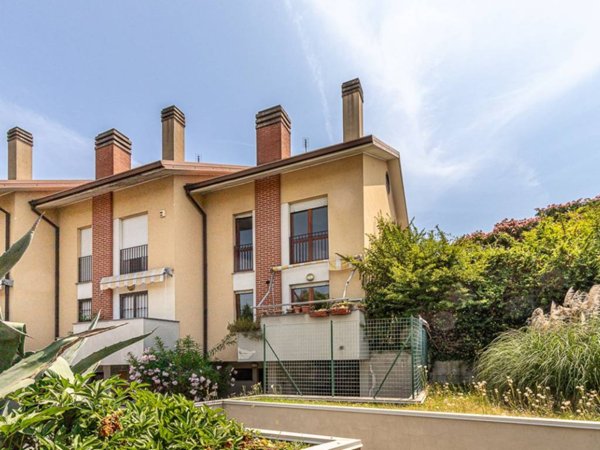 casa indipendente in vendita a Magnago