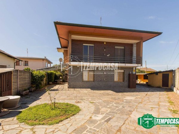 casa indipendente in vendita a Magnago