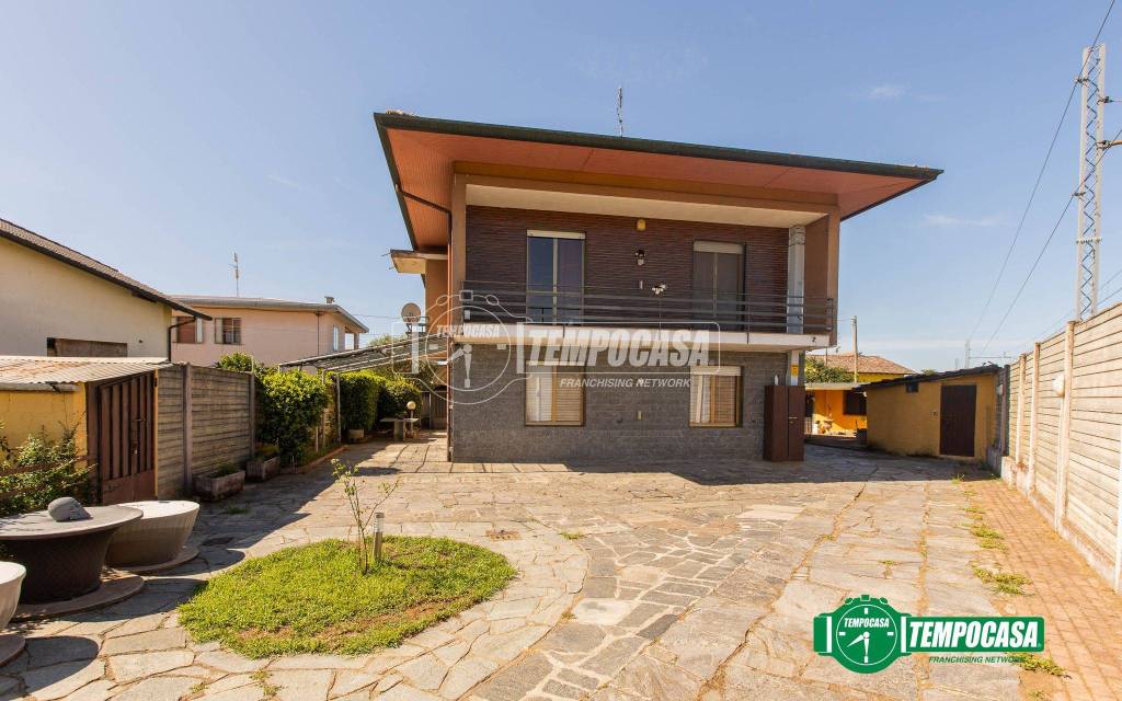 casa indipendente in vendita a Magnago