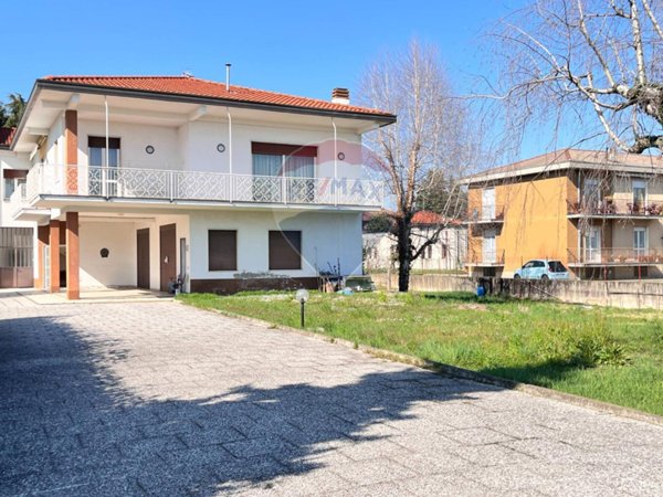 casa indipendente in vendita a Magnago