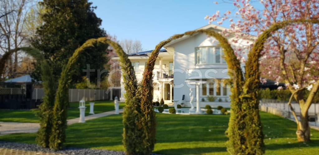 villa in vendita a Magnago