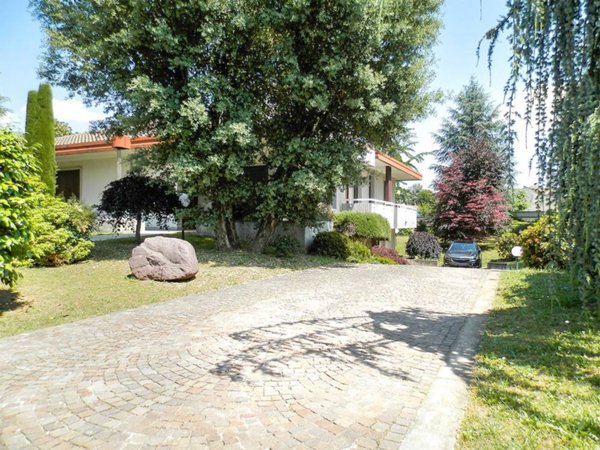 casa indipendente in vendita a Magnago