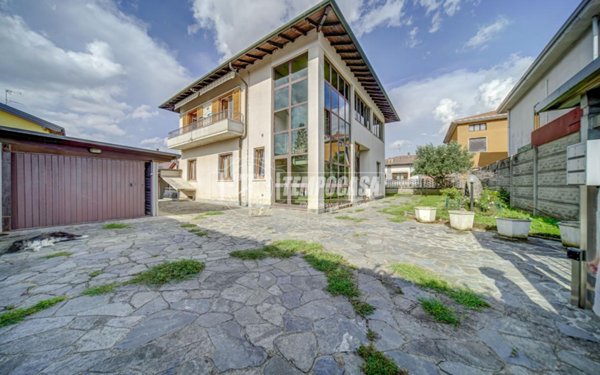 casa indipendente in vendita a Magnago