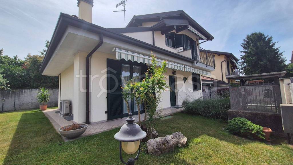 casa indipendente in vendita a Magnago
