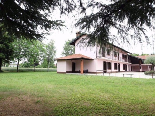 casale in vendita a Magnago in zona Bienate