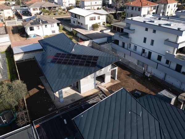 casa indipendente in vendita a Magnago