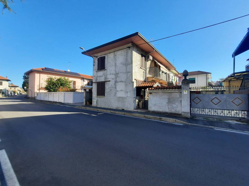 casa indipendente in vendita a Magnago