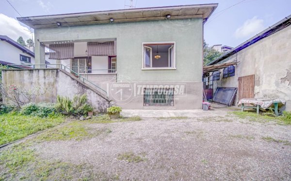 casa indipendente in vendita a Magnago